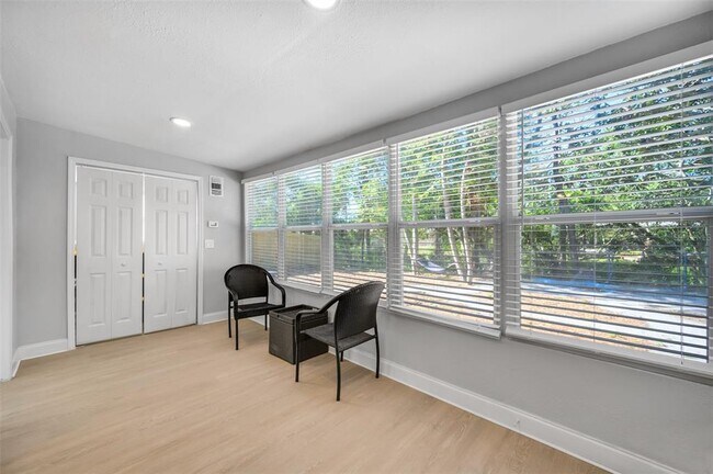 Building Photo - 1400 Poinciana Dr