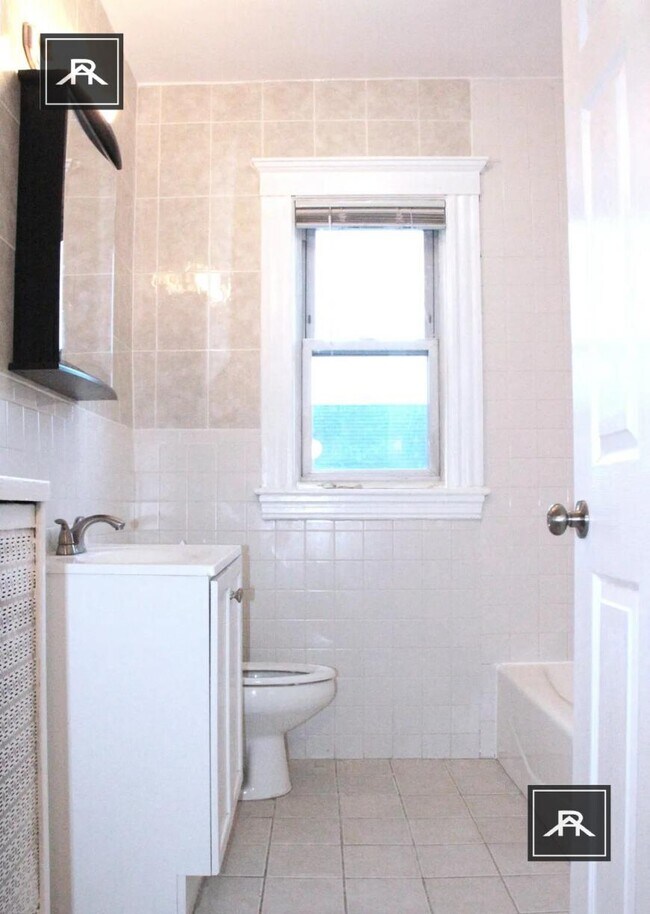 Building Photo - 3 bedroom in Newton MA 02458