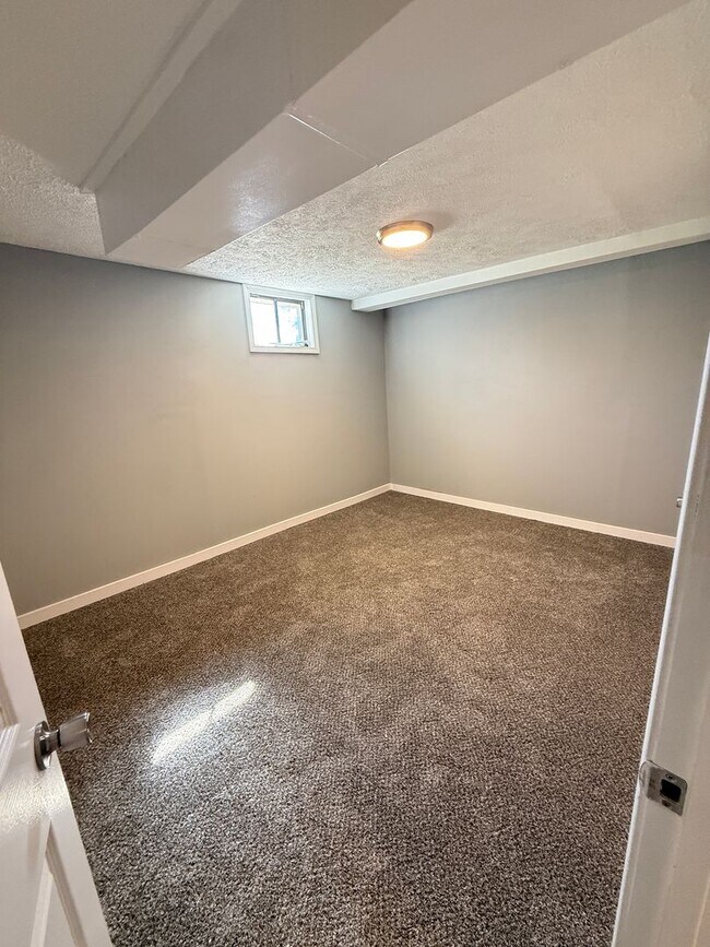 Building Photo - 4 bedroom/1 bath/detached storage building