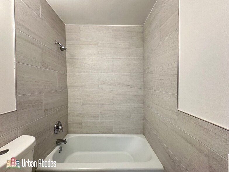 Building Photo - 3815 N Pine Grove Ave