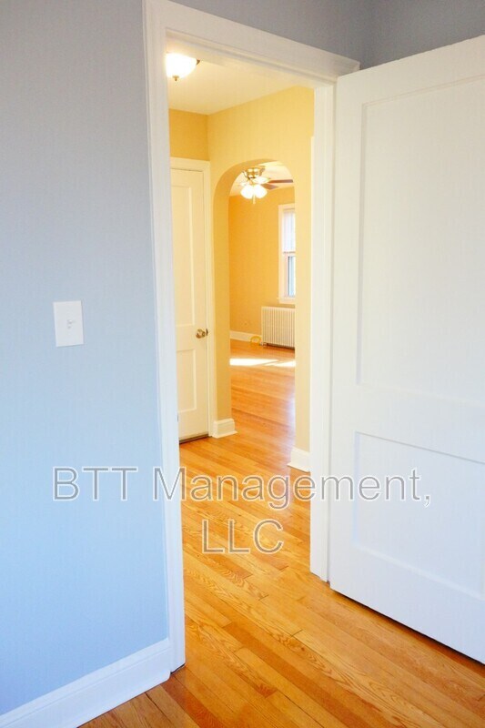 Building Photo - 907 Hudson Ave