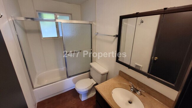 Building Photo - 2025-75MF