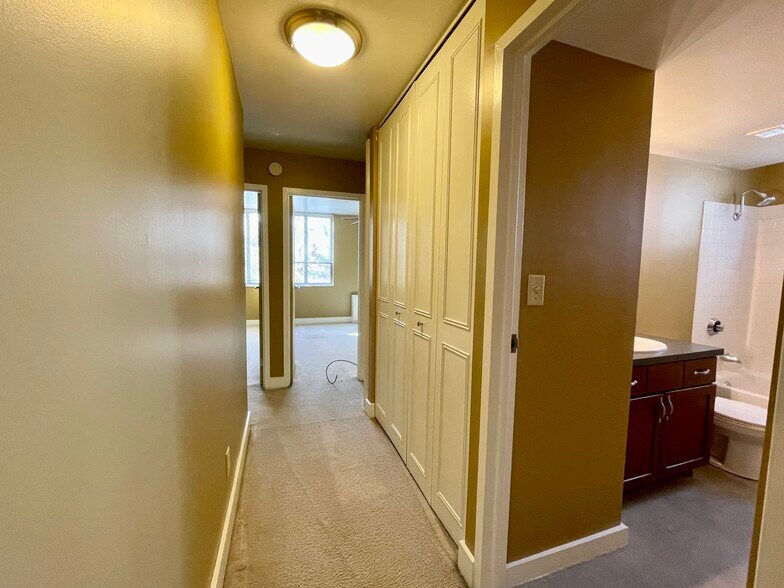 Building Photo - 600 E 8th St