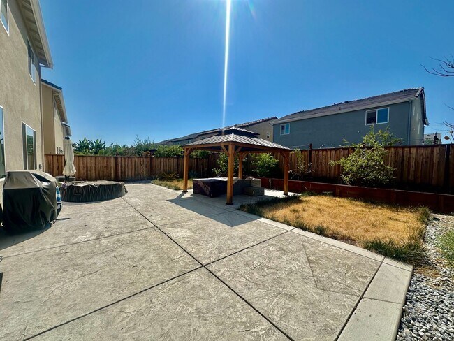 Building Photo - Gorgeous newer home in gated community wit...