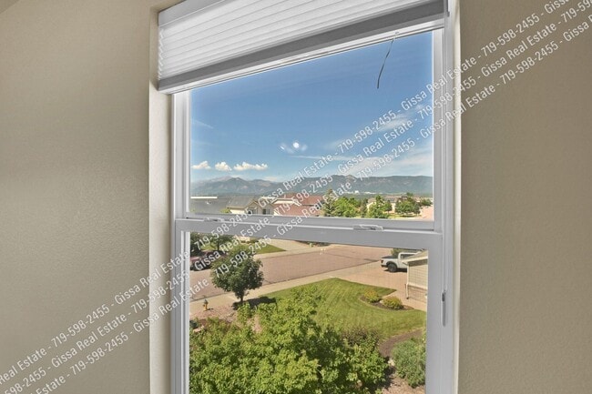 Building Photo - This beautiful 4 bedroom, 3 1/2 bathroom, ...