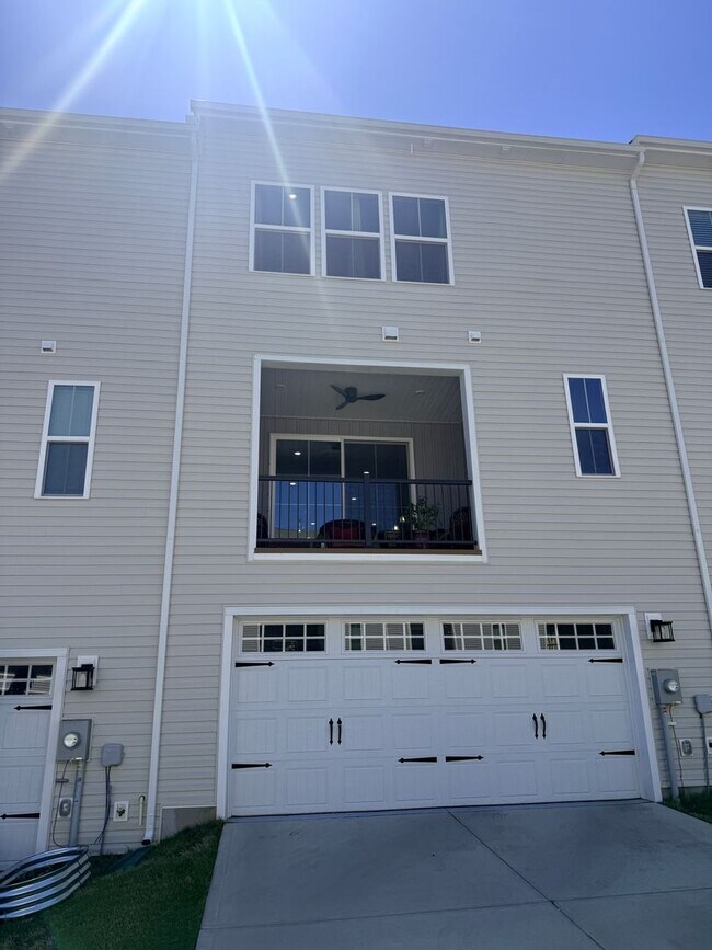 Building Photo - Beautiful in Great Location and Great Schools!