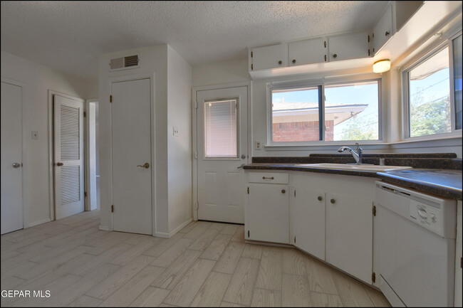 Building Photo - 6915 Pamlico Dr