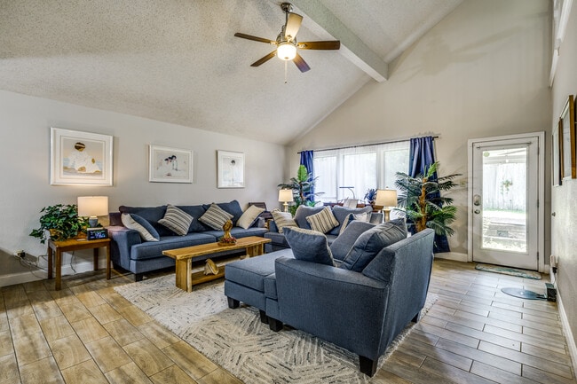 Building Photo - 1027 Hedgestone Dr