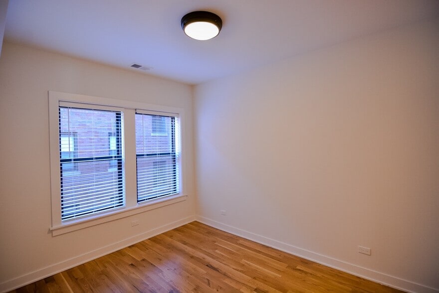 Building Photo - 2215 W Eastwood Ave