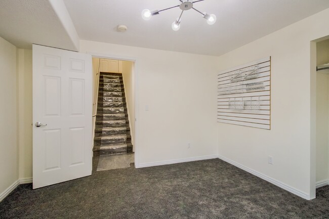 Building Photo - "Luxurious 5-Bedroom Eden Retreat with Sce...