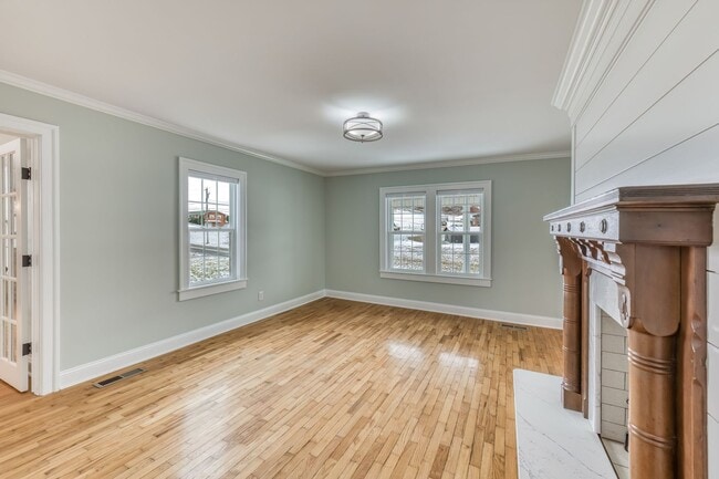 Building Photo - 5 Bedroom / 3.5 Bath Home Blountville, TN