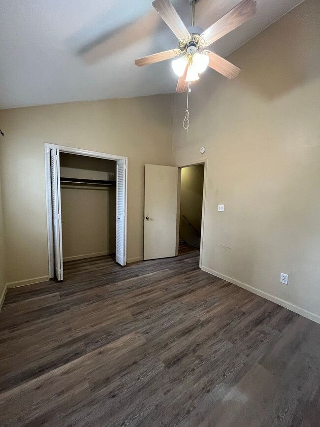 Building Photo - Cute 2Br 1.5Ba Townhome off Old Trolley Road