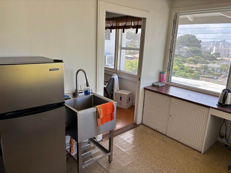 Kitchenette - 1970 Mott-Smith Dr