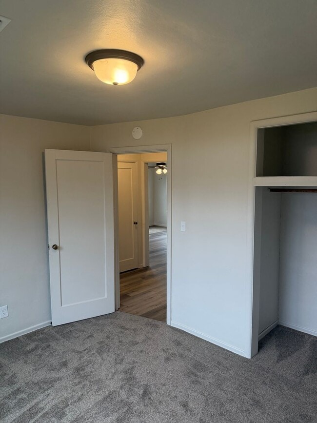 Building Photo - 260 E Sherman St