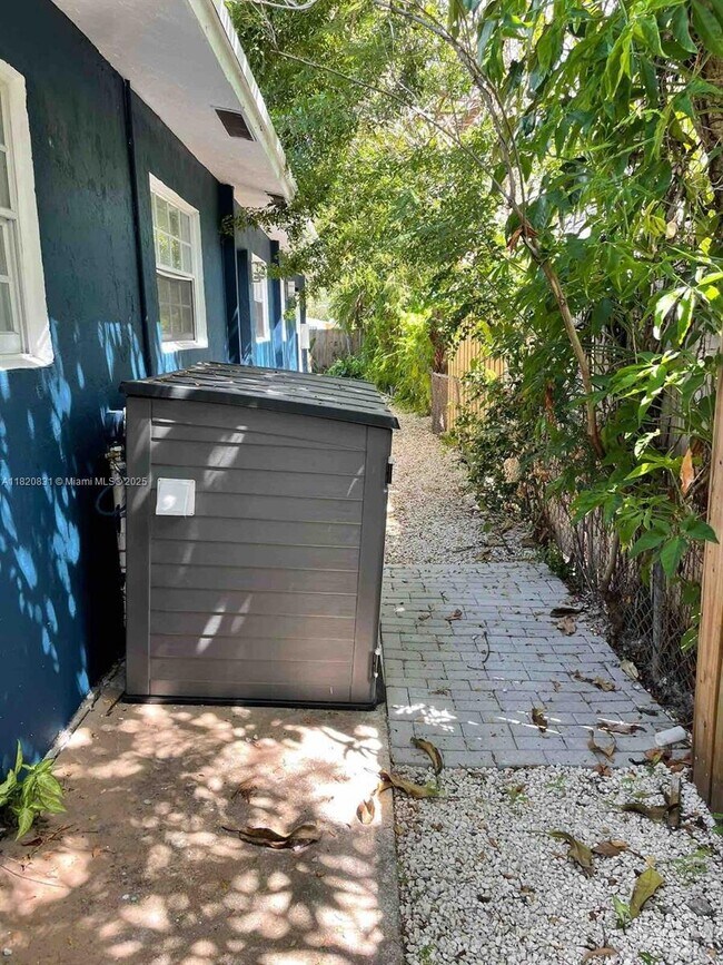 Building Photo - 811 Tequesta St