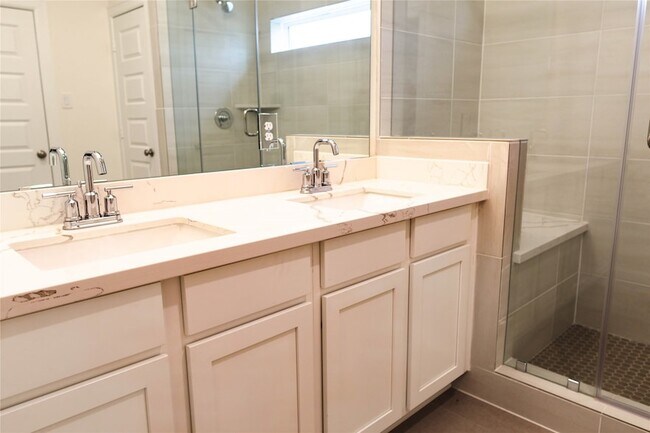 Building Photo - 3352 Vine Ter Trce