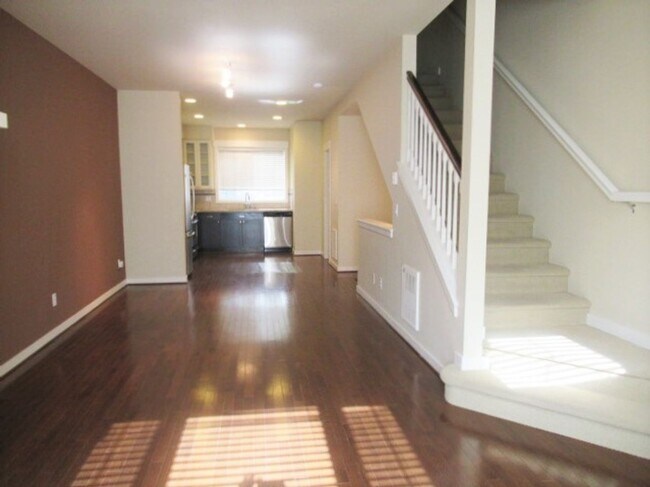 Building Photo - 2bd/2.5ba Seattle Townhome