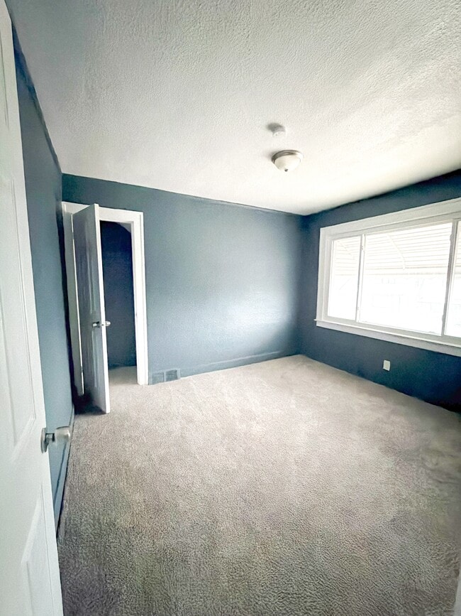 Building Photo - 14011 Roselawn St