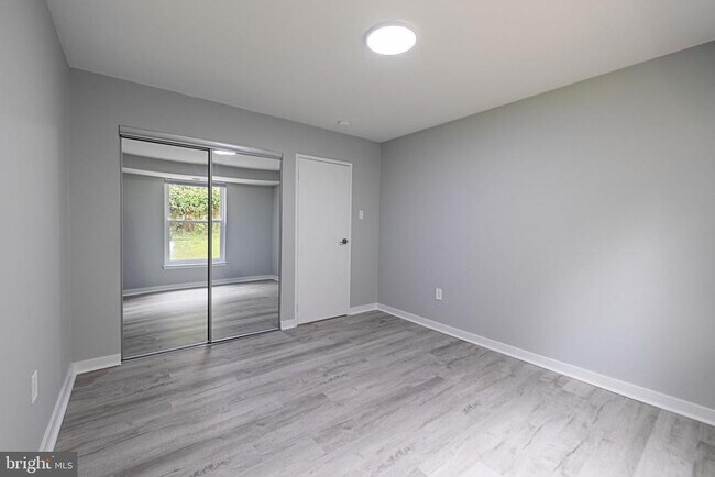 Building Photo - 2201 Strahle St