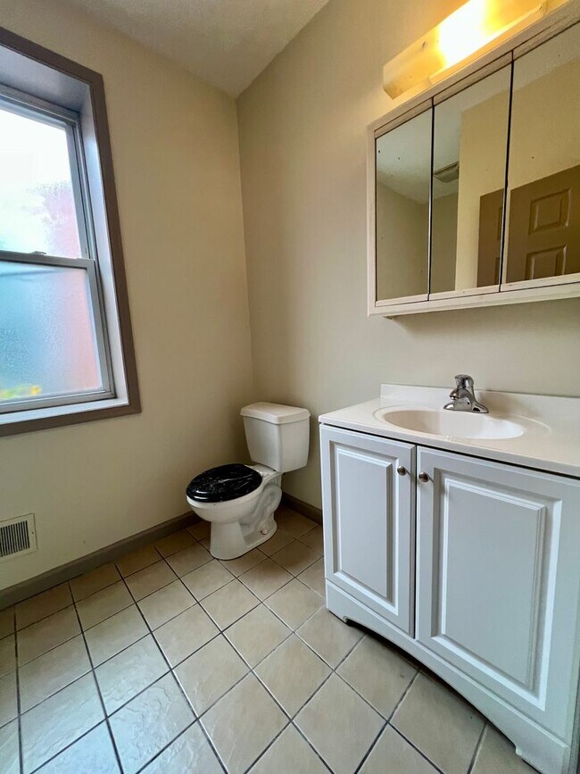 Building Photo - Spacious 4-Bedroom Townhome Near Temple! Available NOW!