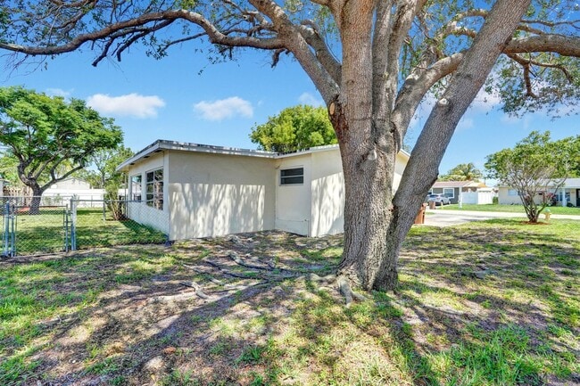 Building Photo - Spacious and beautiful home with a fenced backyard!