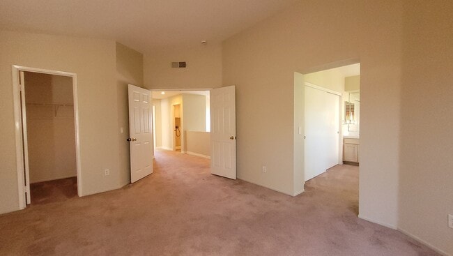 Building Photo - Beautiful Home in Quiet Neighborhood.