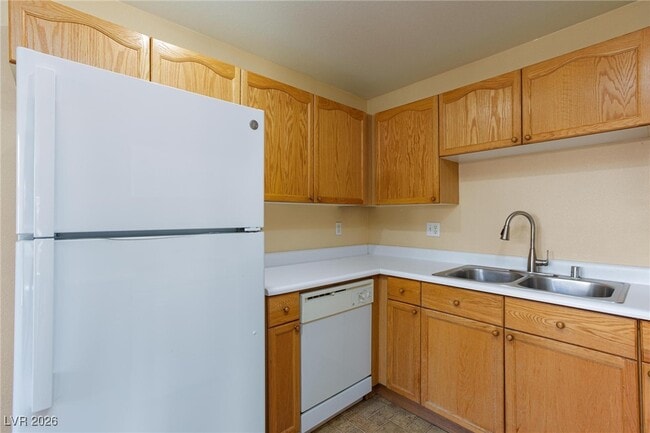 Building Photo - 10525 Pine Glen Ave