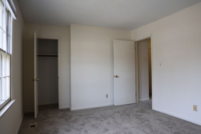 Building Photo - 510 S Vermont St