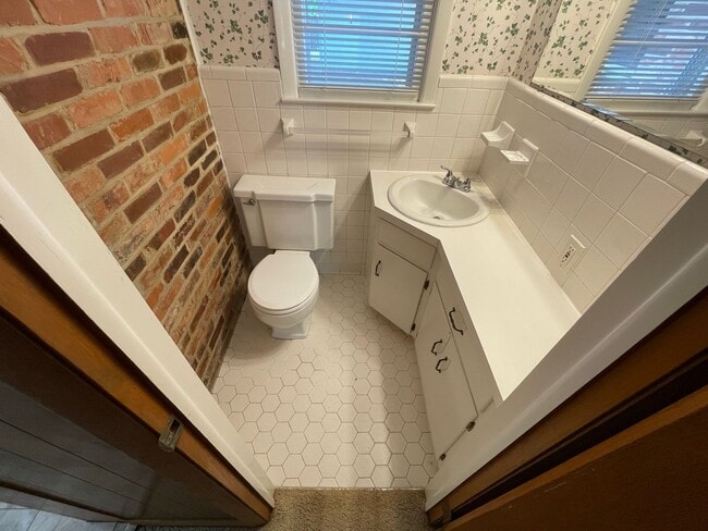 Building Photo - 3 Bed, 1.5 Bath Home