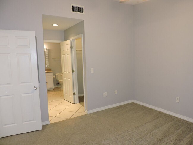 Building Photo - Easy access to interstate, shopping & hosp...