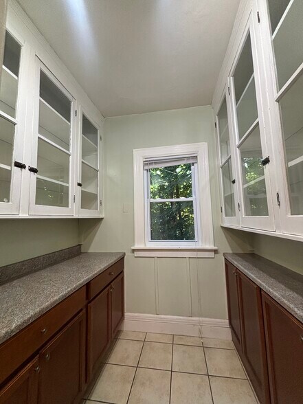 Building Photo - 5 Thayer St