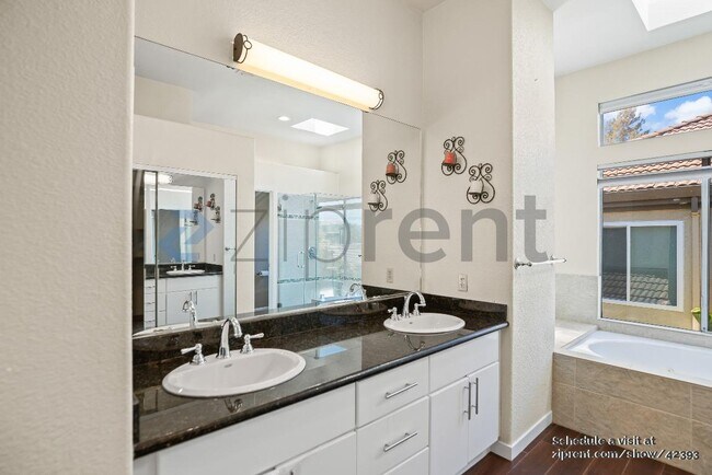 Building Photo - 914 Vista Pointe Dr