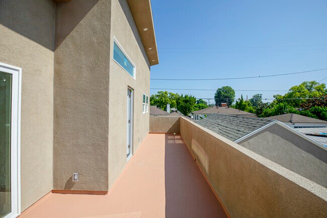 Building Photo - 17125 Saticoy St