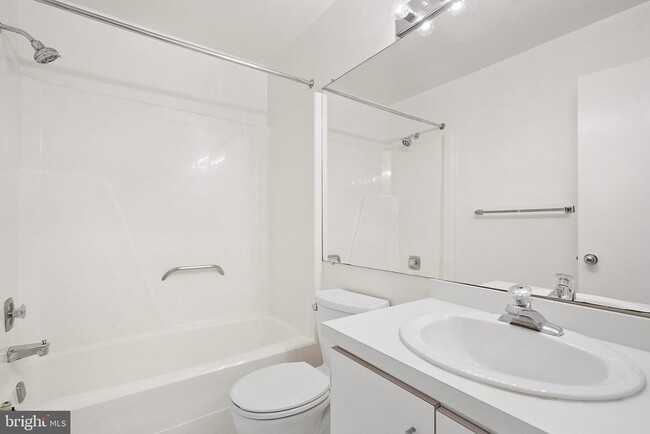 Building Photo - 2006 Lakebreeze Way