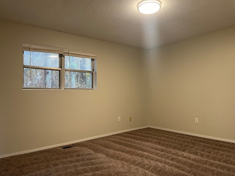 Building Photo - 525 Mount Pelia Rd