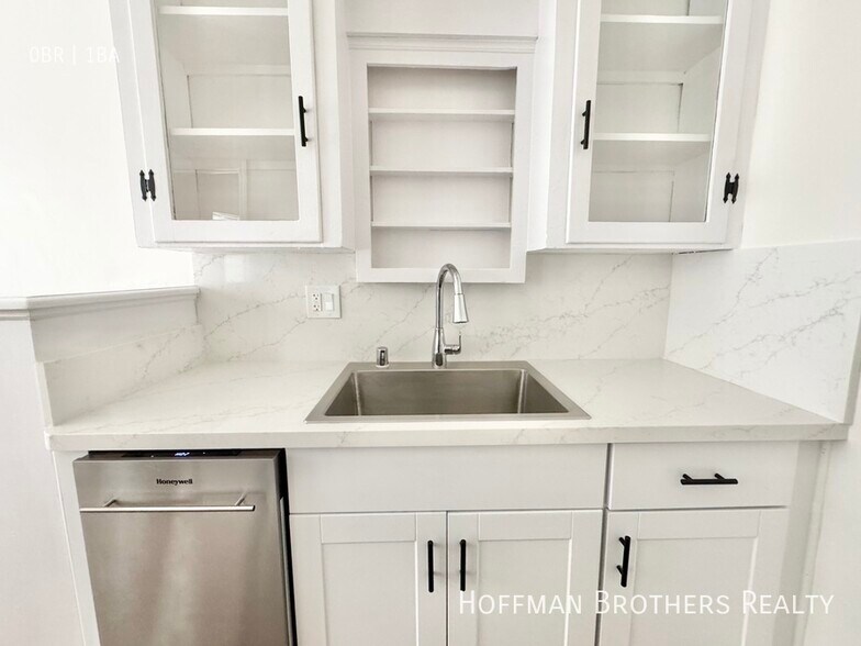 Building Photo - 800 N Las Palmas Ave