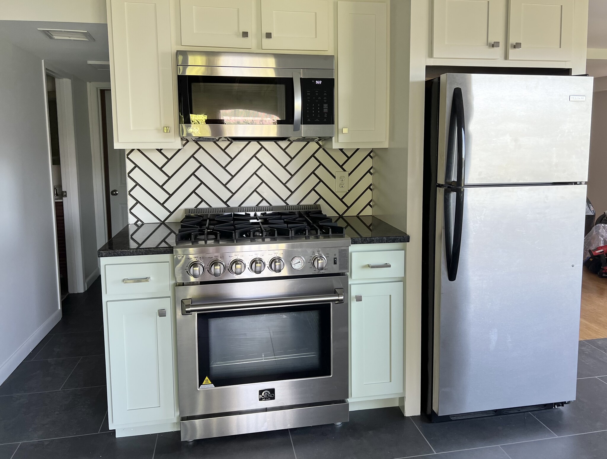 Professional style gas range - 395 Warburton Ave