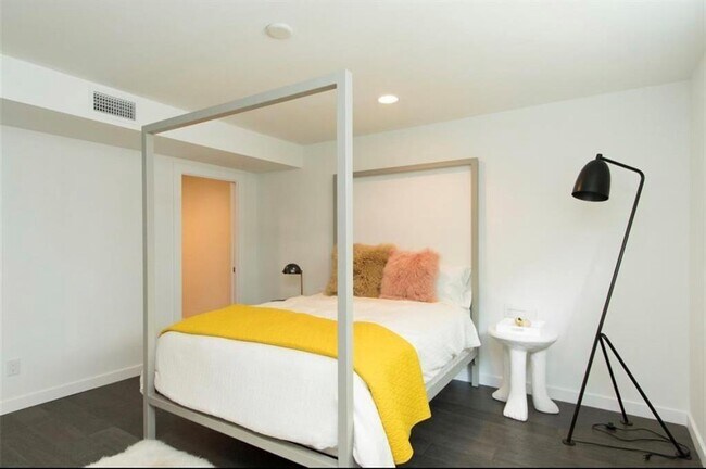 Building Photo - 1410 Hyde Park Blvd