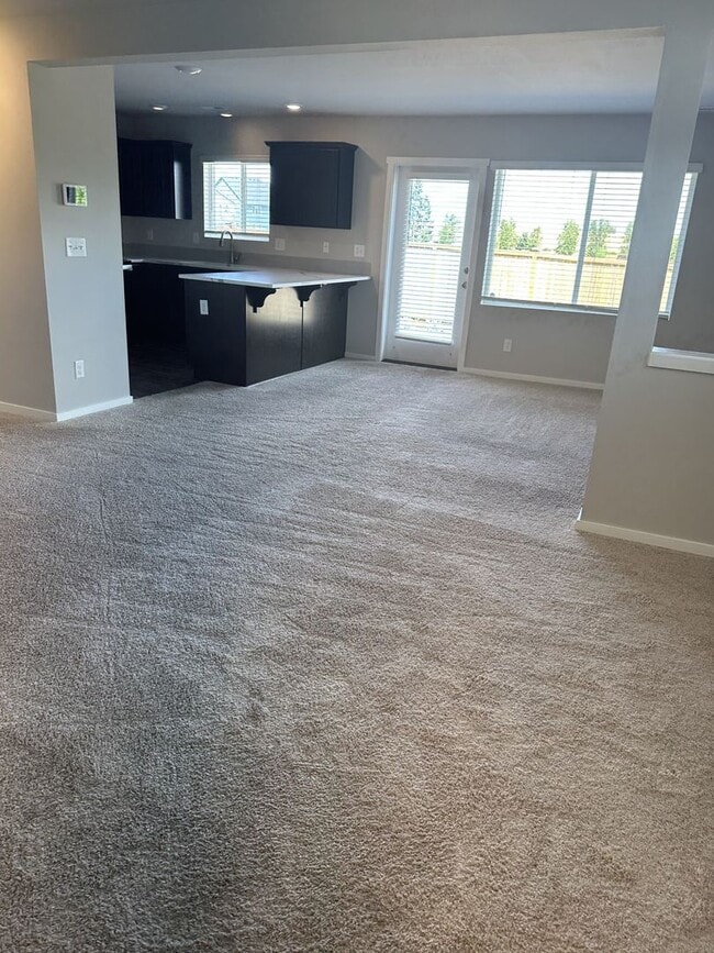 Building Photo - Puyallup - Beautiful 4 bedroom, 2.5 bath home! Available Now!