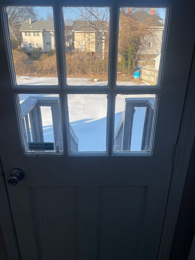 Building Photo - 2 BR 1 BA Duplex