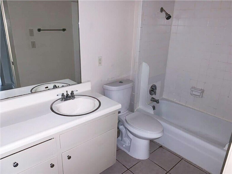 Building Photo - 7204 Creekside Dr