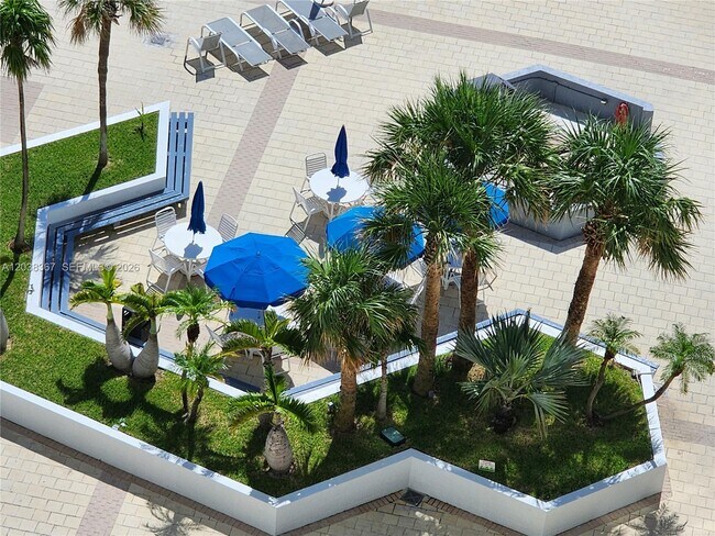 Building Photo - 2030 S Ocean Dr