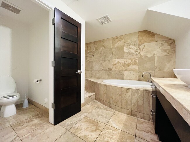 Building Photo - "Discover Urban Elegance: Spacious 1417 Sq Ft Studio Condo in the Heart of Phoenix!"