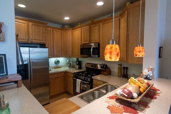 Building Photo - 2 Bedroom Lake Michigan Condominium