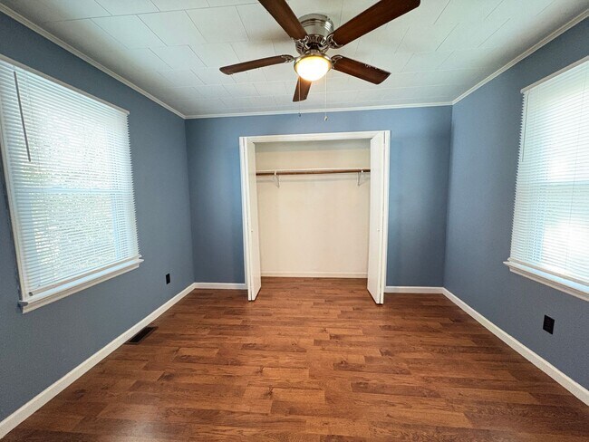 Building Photo - 3 Bedroom, 1 Bathroom House in Winston-Salem!