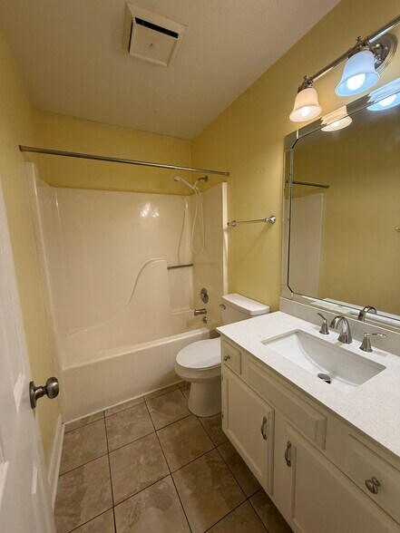 Building Photo - 2425 Downing Dr