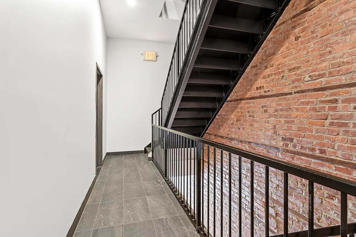 Building Photo - 301 E 10th St