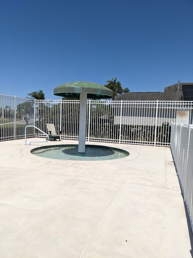 Building Photo - 246 Queen Mary Dr