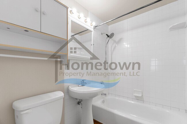 Building Photo - 4 Bedroom 2 Bathroom Home with a Fully Fen...