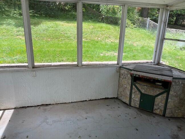Screened Sunroom - 538 S 50th St